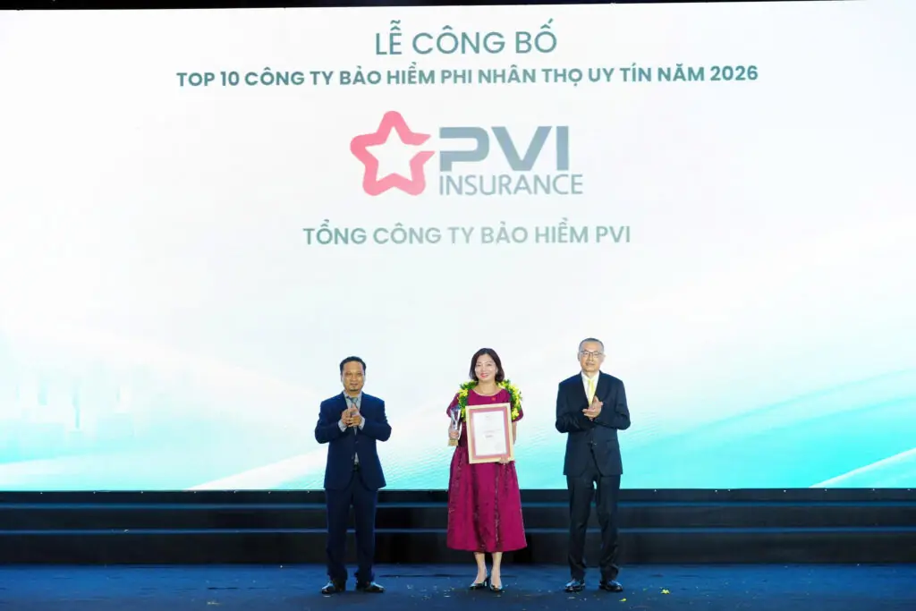 Bà Nguyễn Vũ Tâm – Phó Tổng Giám đốc Bảo hiểm PVI đại diện nhận giải thưởng.